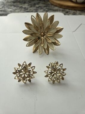 Sarah Coventry Gold and Cream Floral Brooch with Matching Clip Earrings